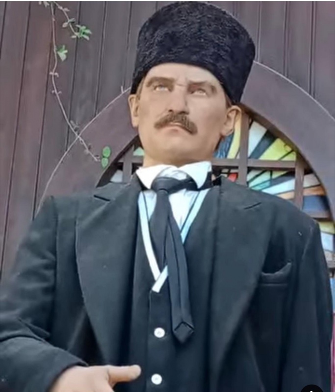 ATATÜRK BALMUMU HEYKELİ KİRLİ VE DAĞINIK HALİYLE DİKKAT ÇEKTİ