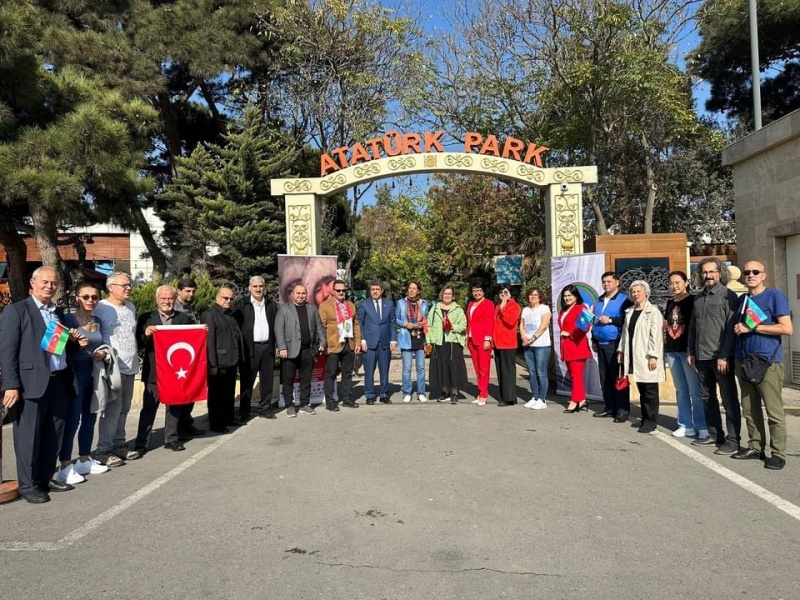 Türk Dünyası Gazeteciler Federasyonu, Bakü Atatürk Parkı’nda Türkiye Cumhuriyetinin Kuruluşunun 100’üncü Yılını Coşkuyla Kutladı