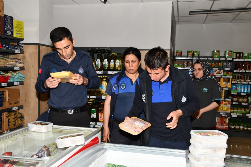 ZABITA MÜDÜRLÜĞÜ EKİPLERİ, REYONLARDA BULUNAN ÜRÜNLERİN SON KULLANMA TARİHLERİNİ KONTROL ETTİ 