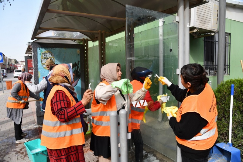 OSMANİYE’DE OTOBÜS DURAKLARINDA GENEL TEMİZLİK ÇALIŞMASI