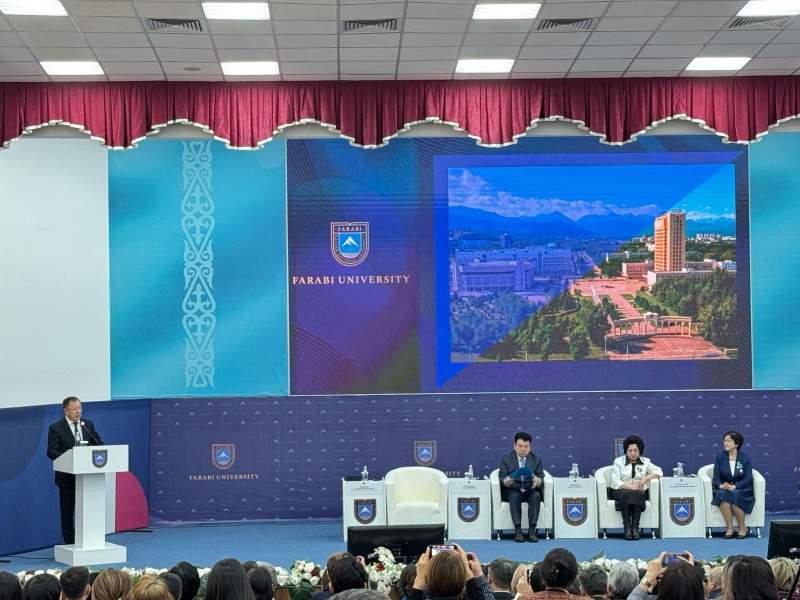 EL-FARABİ KAZAK MİLLİ ÜNİVERSİTESİ'NDE EĞİTİM VE BİLİMİN SÜREKLİLİĞİNE YÖNELİK FORUM DÜZENLENDİ