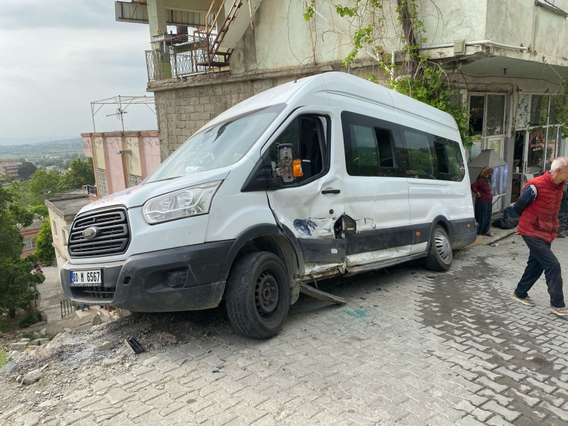 OSMANİYE’DE OKUL SERVİSİ İLE OTOMOBİL ÇARPIŞTI 9’U ÖĞRENCİ 11 KİŞİ YARALANDI