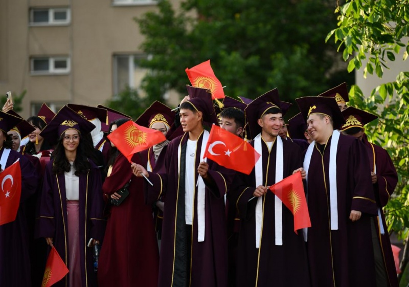 TÜRK DÜNYASI’NIN ORTAK GELECEĞINE IŞIK TUTAN ÜNIVERSITE YENI MEZUNLARINI UĞURLADI
