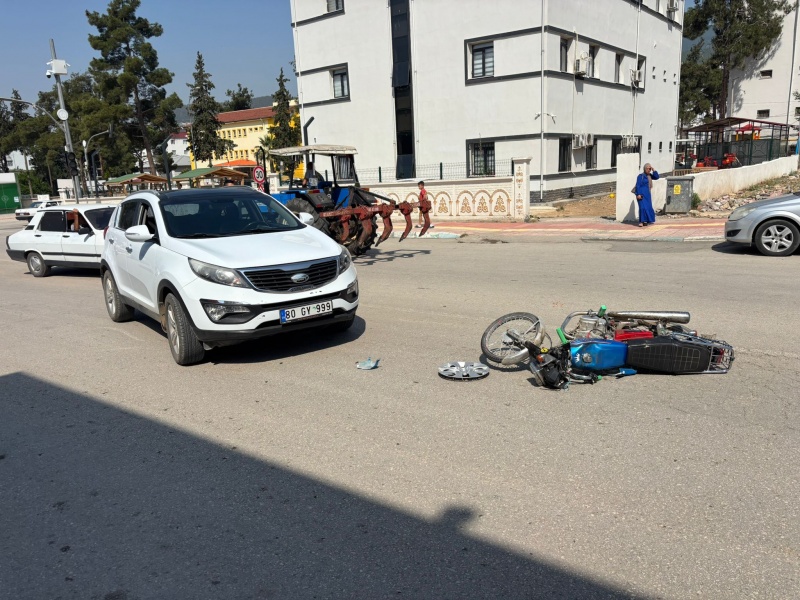 OTOMOBİLLERLE ÇARPIŞAN MOTOSİKLET SÜRÜCÜSÜ YARALANDI