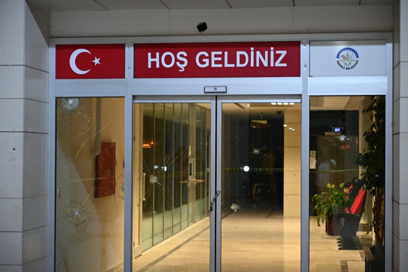 OSMANİYE'DE BELEDİYE BİNASINA TAŞLI SALDIRI