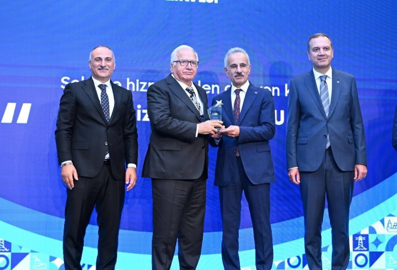 TÜRKİYE DENİZCİLİK ZİRVESİNDE BAKANLIKTAN ONUR ÖDÜLÜ