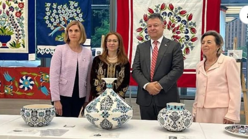 TÜRK ÇİNİ SANATÇISI ALMULA İDİL KILIÇ ABD'DE ÇİNİ SERGİSİ AÇTI