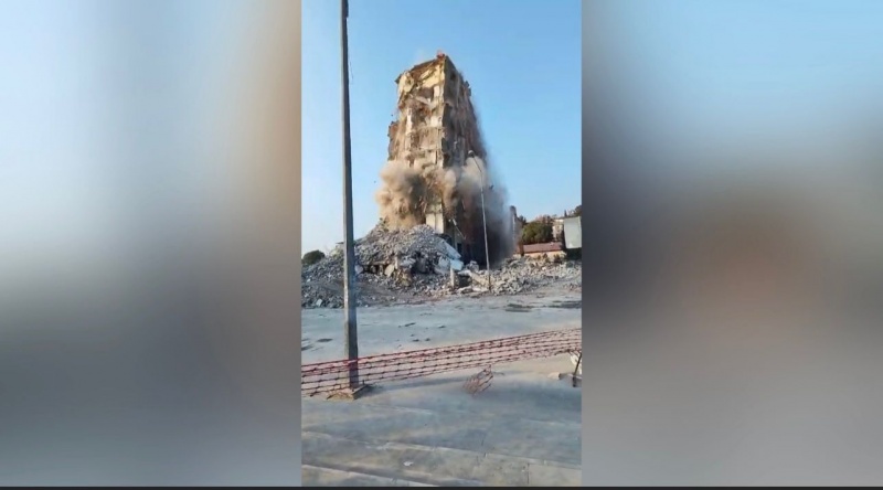 OSMANİYE'DE HASARLI BİNA TEK DOKUNUŞLA YIKILDI