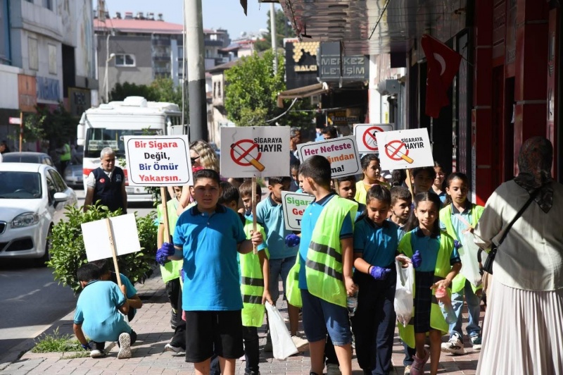 OSMANİYE'DE ÖĞRENCİLERDEN TEMİZLİK ÇALIŞMASI
