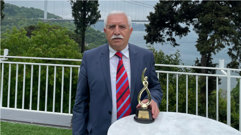 SELÇUK ÜNİVERSİTESİ ÖĞRETİM ÜYESİ GÜNTÜRKÜN’E “YILIN AKADEMİK ALTIN KALEM ÖDÜLÜ”