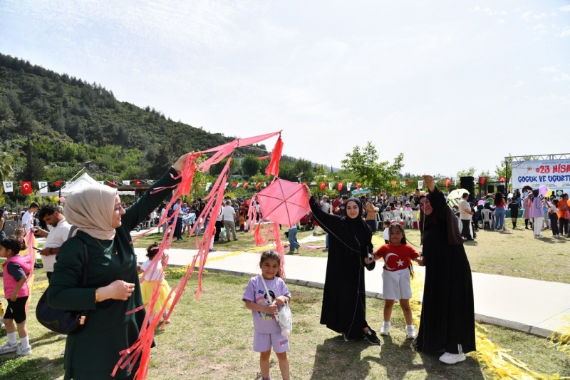 OSMANİYE’DE SEMALAR UÇURTMALARLA SÜSLENDİ